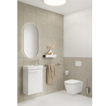 Moderne badkamer met wastafel, spiegel en hangtoilet