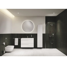 Moderne badkamer met toilet, wastafel, spiegel, kast en douche
