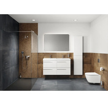 Badkamer met douche, wastafel, spiegel, toilet en tegels