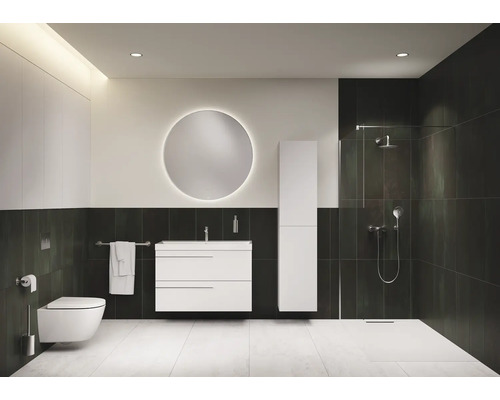 Moderne badkamer met toilet, wastafel, spiegel en douche