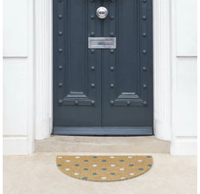 Halfronde deurmat voor een voordeur met stippenpatroon