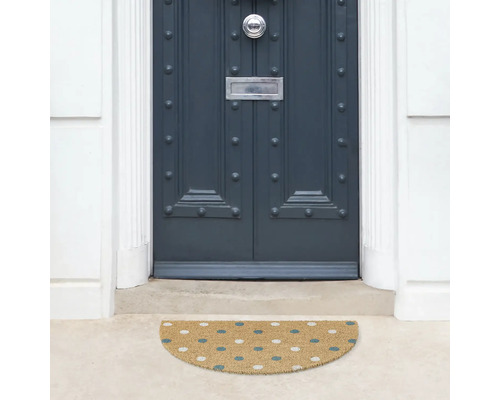 Halfronde deurmat voor een voordeur met stippenpatroon