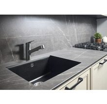 Spoelbak met kraan in moderne keuken