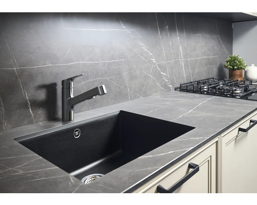 Spoelbak met kraan in moderne keuken