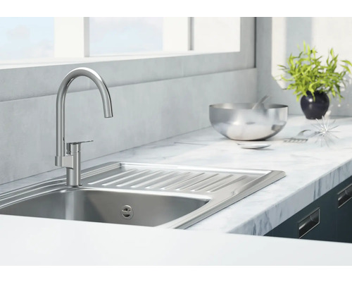 Keukenspoelbak met kraan op een aanrecht