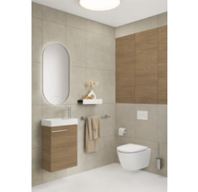 Moderne badkamer met wastafel, spiegel, toilet en handdoekrek.