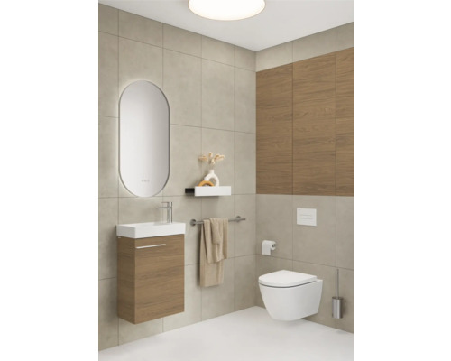 Moderne badkamer met wastafel, spiegel, toilet en handdoekrek.