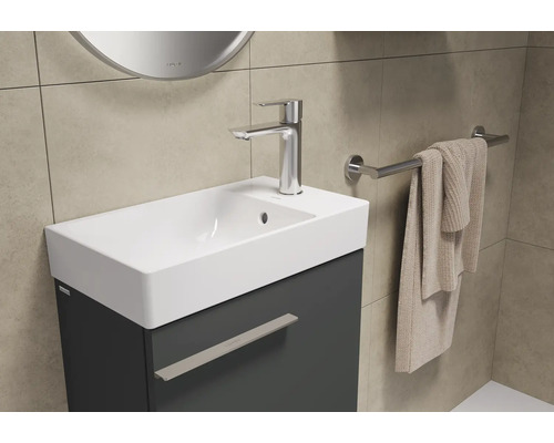 Wastafelmeubel met wastafel, kraan en handdoekhouder in de badkamer