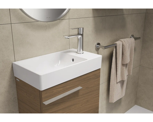 Badkamer met wastafel, onderkast, kraan en handdoekrek