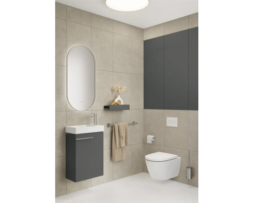 Moderne badkamer met wastafel, spiegel, toilet en tegels