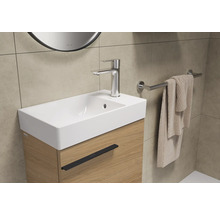 Wastafelonderkast met kraan, handdoek en handdoekhouder in badkamer