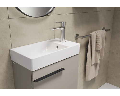 Badkamer wastafel met handdoekhouder en kraan