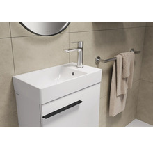 Wastafelonderkast met wastafel, kraan en handdoekhouder in de badkamer