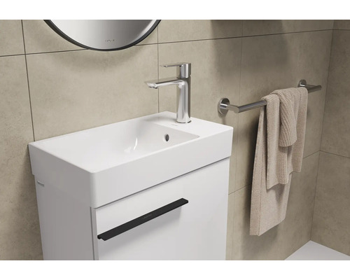 Wastafelonderkast met wastafel, kraan en handdoekhouder in de badkamer