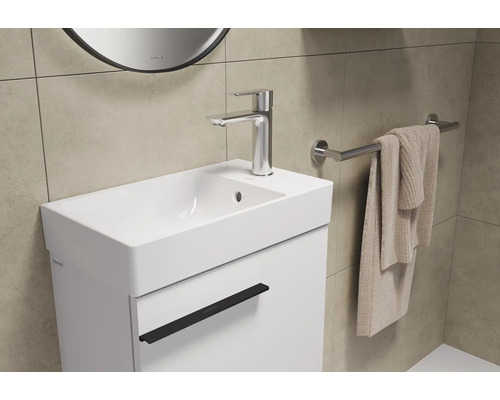 Wastafelcombinatie met kraan, handdoek en handdoekhouder in de badkamer