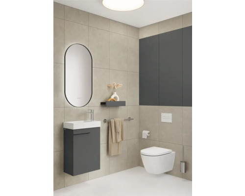 Badkamer met wastafel, spiegel, toilet en opbergplank