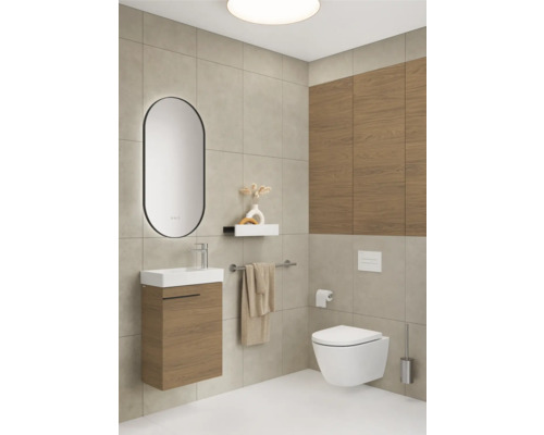 Lichte badkamer met wastafel, spiegel, toilet en handdoekrek