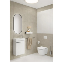 Lichte badkamer met wastafel, spiegel, wandcloset en handdoekhouder voor een betegelde wand