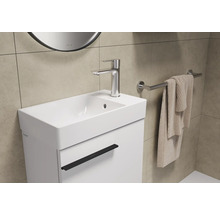 Wastafel met kraan, handdoek en handdoekhouder in de badkamer