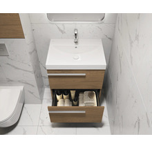 Badkamer met wastafelonderkast, open lade en badkameraccessoires