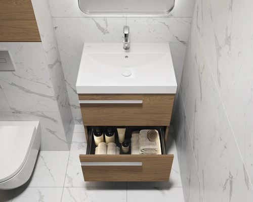 Badkamer met wastafelonderkast, open lade en badkameraccessoires