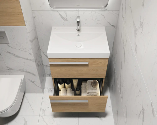 Badkamer met wastafelonderkast, open lade, wastafel en kraan