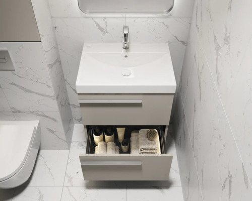 Badkamer met wastafelonderkast, open lade en witte wastafel