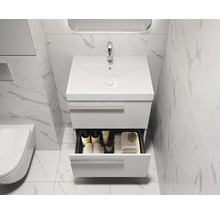 Moderne badkamer met wastafelonderkast, open lade en armatuur