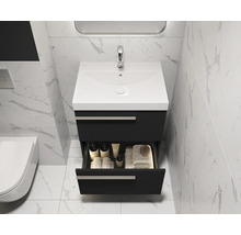 Wastafelmeubel met open lade in een badkamer