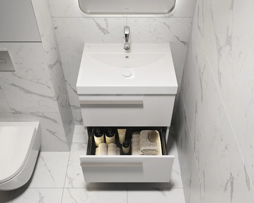 Moderne badkamer met wastafelonderkast, open lade en marmeren tegels