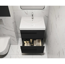 Moderne badkamer met wastafelonderkast, open lade en marmeren tegels