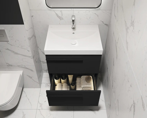 Moderne badkamer met wastafelonderkast, open lade en marmeren tegels