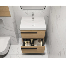 Badkamer met wastafelonderkast, open lade en kraan