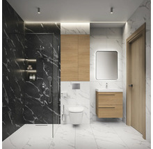 Moderne badkamer met douche, wastafel, spiegel en toilet in een lichte uitvoering