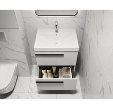 Moderne badkamer met wastafelonderkast, open lade en kraan