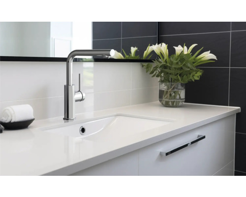 Wastafelmeubel met kraan en witte lelies in vaas