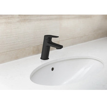 Wastafelkraan in een badkamer met keramische wastafel