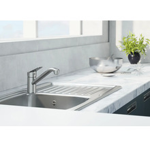 Keuken spoelbak met kraan op een aanrecht