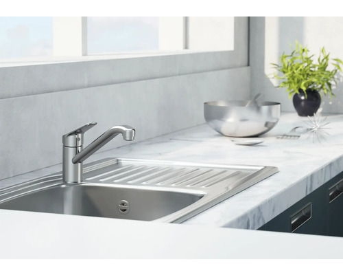 Keuken spoelbak met kraan op een aanrecht