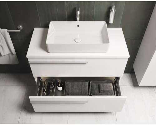 Badkamer met witte wastafelonderkast en open lade