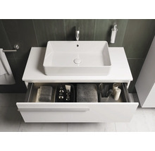 Badkamermeubel met open lade, handdoeken en verzorgingsproducten