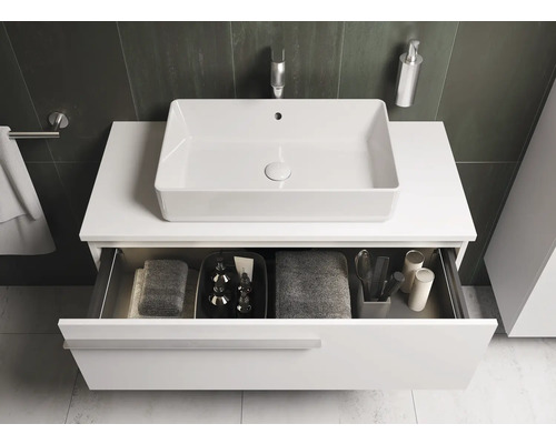 Badkamermeubel met open lade, handdoeken en verzorgingsproducten