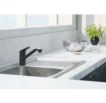 Spoelbak met kraan en afdruiprek op een aanrechtblad