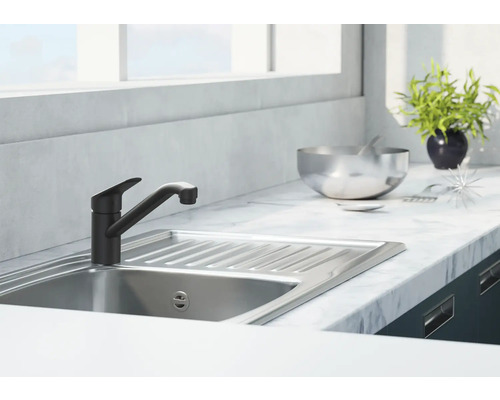 Spoelbak met kraan en afdruiprek op een aanrechtblad