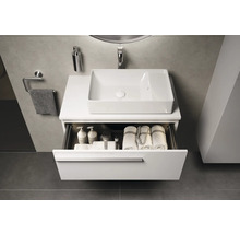 Badkamer met wastafel, opzetwastafel, lade en badkameraccessoires