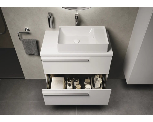 Badkamer wastafelonderkast met open lade voor handdoeken en badkameraccessoires