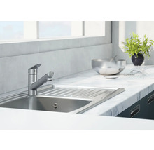 Keukenscène met spoelbak, kraan en decoratie