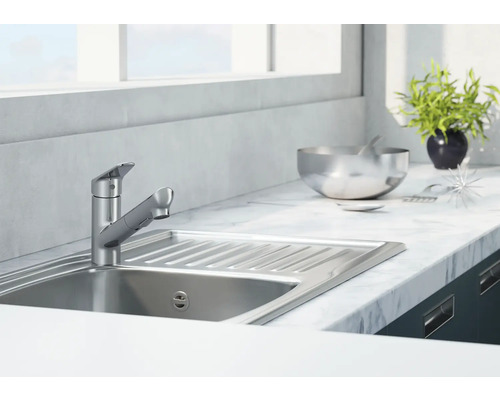 Keukenscène met spoelbak, kraan en decoratie