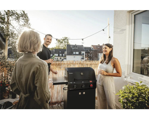 Scène met vrienden die aan het barbecueën zijn op een balkon met een Enders barbecue met zijplanken