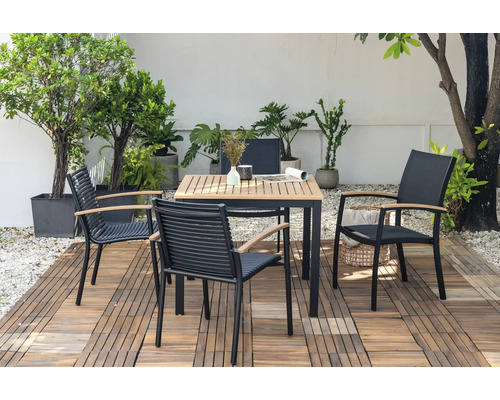Tuinzitgroep met houten tafel en vier stoelen op een houten terras